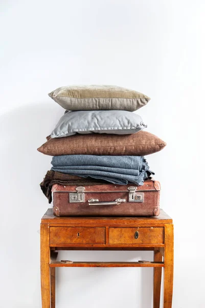 Vintage antiga mala almofada manta pilha torre — Fotografia de Stock
