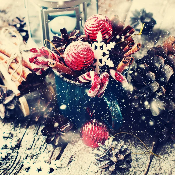 Karácsonyi ünnep ajándékok piros labda játék Candy Cane — Stock Fotó