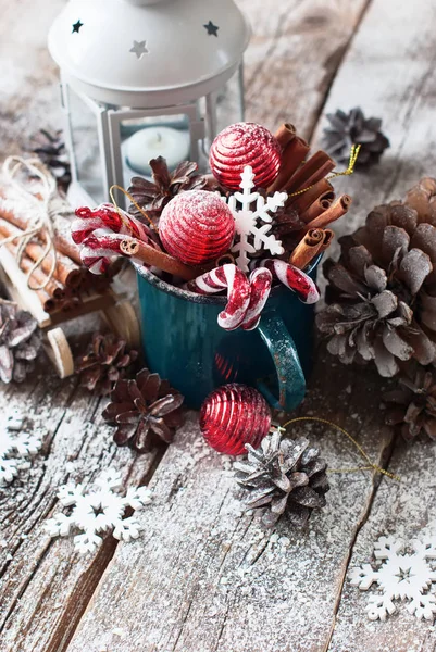 Composición de vacaciones Regalo de Navidad Juguetes de bola roja — Foto de Stock