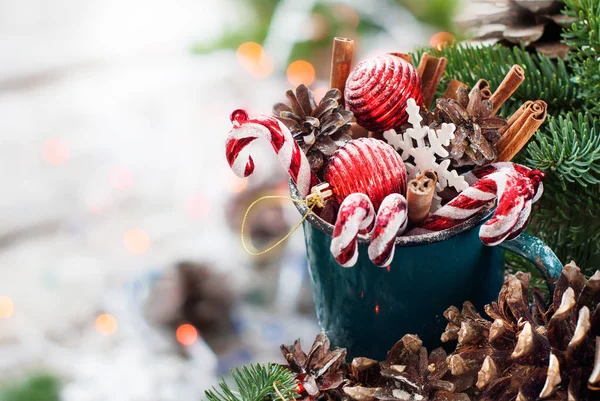 Tatil kompozisyon Noel hediye kırmızı top oyuncaklar — Stok fotoğraf