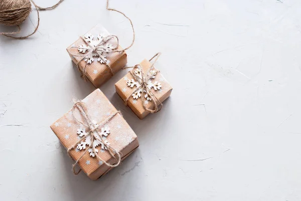 Τρία γιορτινά κουτιά διακοσμημένα Snowflake λινό σκοινί — Φωτογραφία Αρχείου
