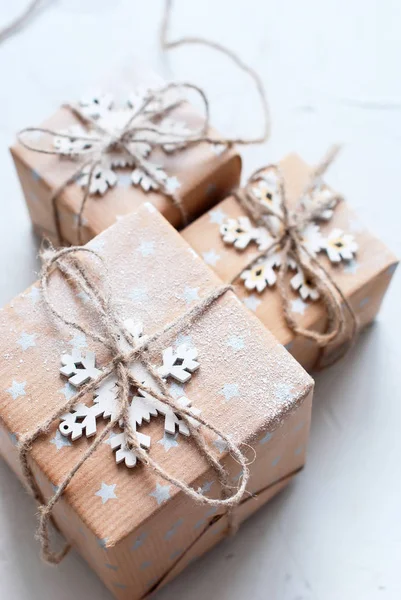 Tres cajas festivas decoradas con cordón de lino de copo de nieve —  Fotos de Stock