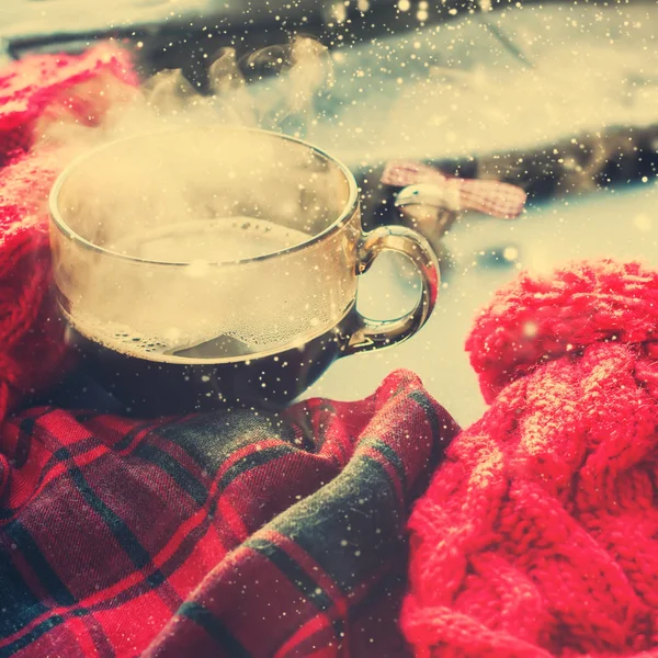 Teáscsésze forró gőz őszi téli időben új év — Stock Fotó