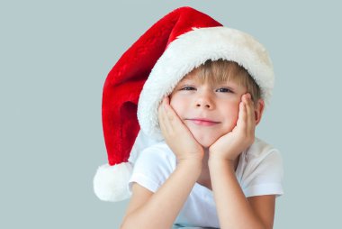 Komik Noel Noel Baba şapkalı çocuk gri izole