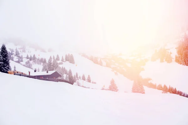 滑雪运行的奥地利房子深雪阿尔卑斯山 — 图库照片