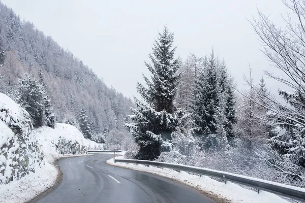 冬季路面结冰森林覆盖雪山景区奥地利 — 图库照片