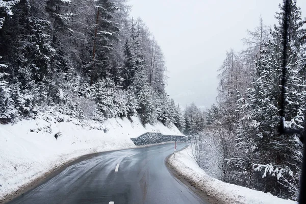 Зимняя дорога Ледяной лес покрытый снегом Сценическая гора Австрия — стоковое фото
