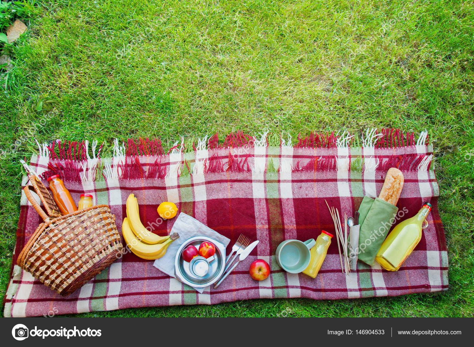 Basket Food Fruit Check Plaid Picnic Background — Stock Photo © OlgaPink #146904533