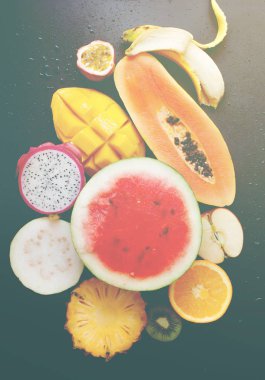 Üstten Görünüm ayarlama tropikal kesilmiş meyve siyah arka plan