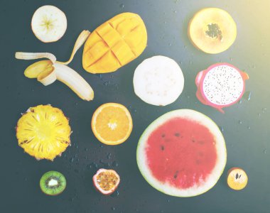 Üstten Görünüm ayarlama tropikal kesilmiş meyve siyah arka plan