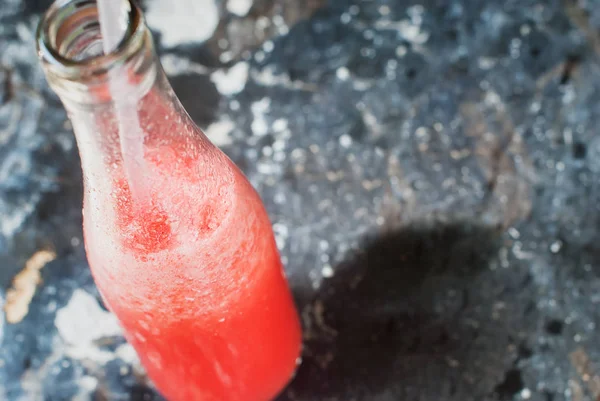 Suco Smoothie garrafa Frutas vermelhas Fundo Shabby — Fotografia de Stock