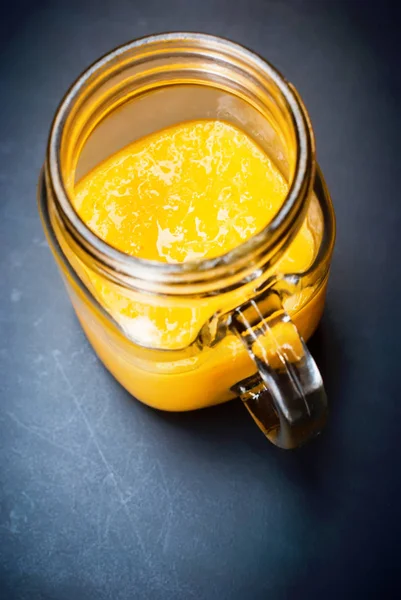 Φρέσκα φρούτα μάνγκο χυμό Smoothie κορυφή βάζο γυαλιού — Φωτογραφία Αρχείου