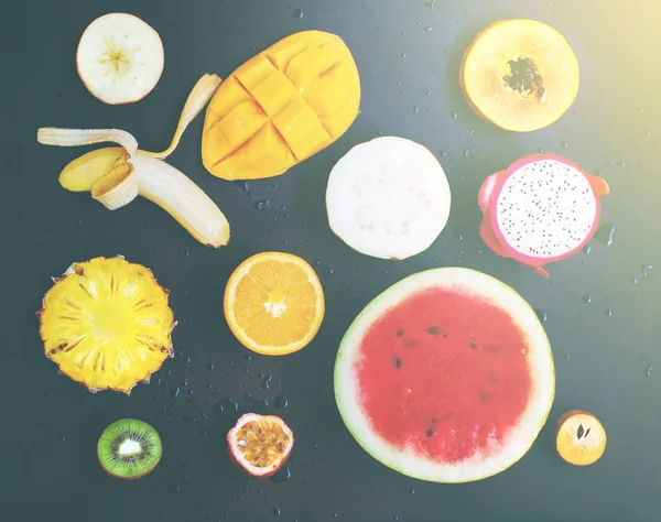 Üstten Görünüm ayarlama tropikal kesilmiş meyve siyah arka plan