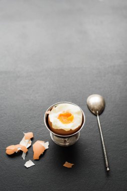 Haşlanmış yumurta destek çay kaşığı kabuk üstten görünüm Vintage