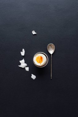 Haşlanmış yumurta destek çay kaşığı kabuk üstten görünüm Vintage
