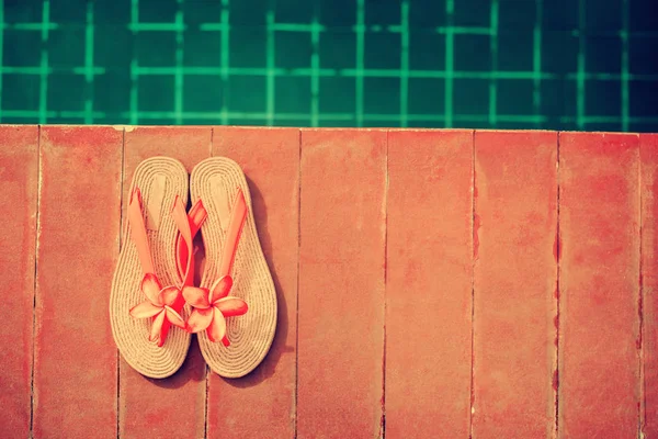 Παντόφλες ροζ Frangipani πισίνα καλοκαίρι — Φωτογραφία Αρχείου