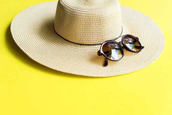 Saman Beach kadının şapka üst sarı arka plan görüntüleme