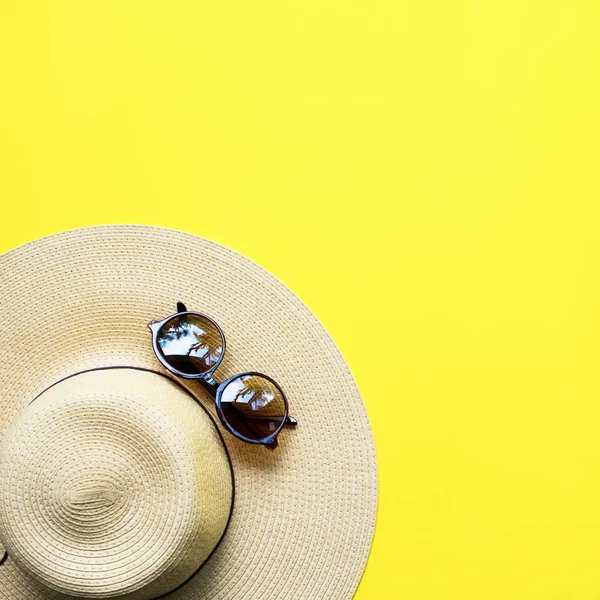 Straw Beach Woman's Hat Top View Yellow Background — Stock Photo, Image