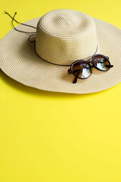 Straw Beach Woman's Hat Top View Yellow Background — Stock Photo, Image