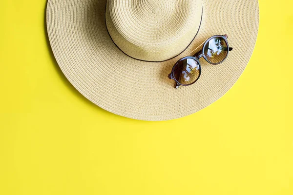 Stro Beach vrouw hoed Top gele achtergrond weergeven — Stockfoto