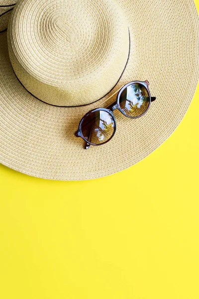 Saman Beach kadının şapka üst sarı arka plan görüntüleme