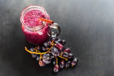 Suları güler yüzlü üzüm cam şişe Berry Diyet