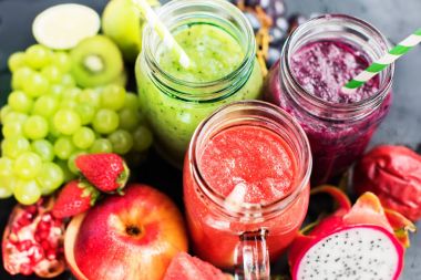 Kırmızı yeşil mor meyve suları güler yüzlü üç kavanoz