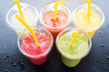 Renkli Smothies almak uzakta plastik