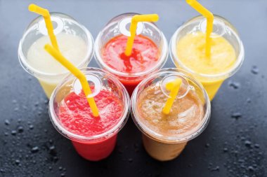 Renkli Smothie almak uzakta plastik