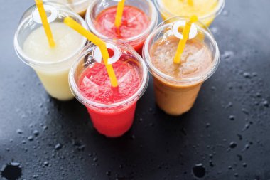 Renkli Smothie almak uzakta plastik