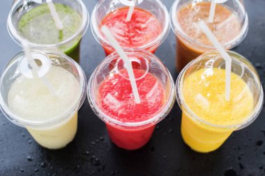 Renkli Smothie almak uzakta plastik