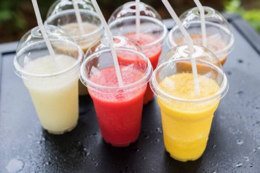 Renkli Smothie almak uzakta plastik