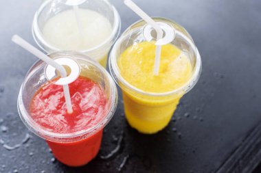 Renkli Smothie almak uzakta plastik