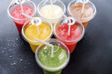 Renkli Smothie almak uzakta plastik