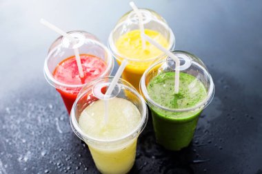 Renkli Smothie almak uzakta plastik