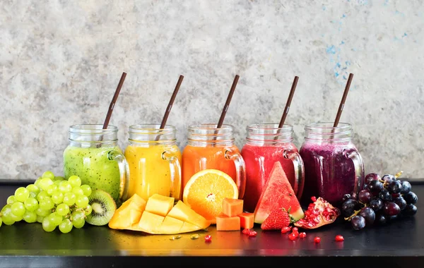 Sucos de cor fresca Smoothie frutas tropicais multi — Fotografia de Stock