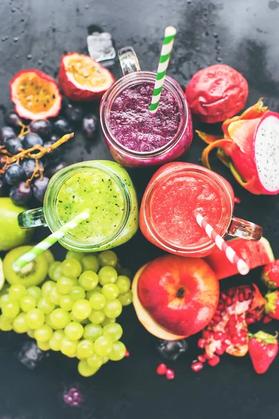 Säfte Smoothie drei Glas rot grün violette Früchte — Stockfoto