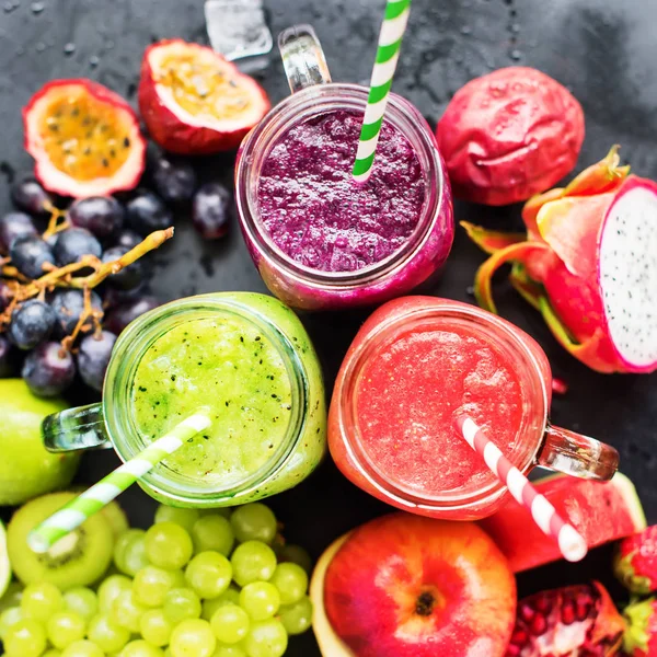 Kırmızı yeşil mor meyve suları güler yüzlü üç kavanoz