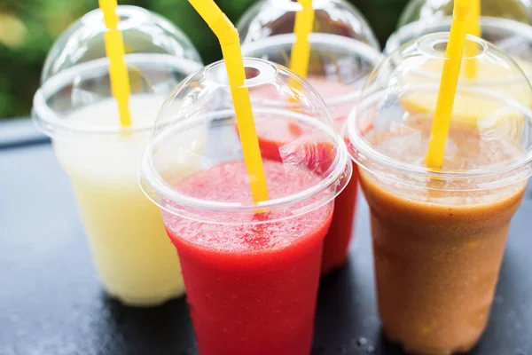 Renkli Smothie almak uzakta plastik