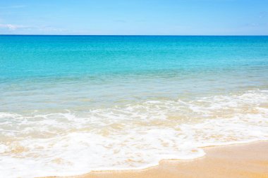 Sandy Beach Phuket Mai Khao mavi gökyüzü huzurlu deniz