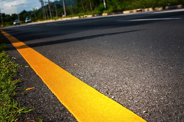 Tay yol araba yol sarı çizgi çizgi manzara