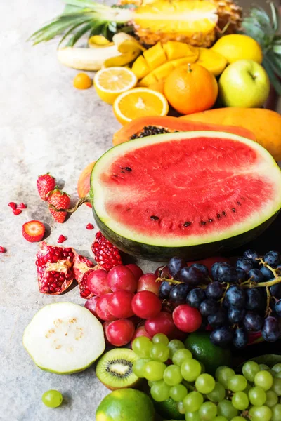Τροπικά φρούτα ωμά διατροφικές έννοια τροφίμων σκοτάδι — Φωτογραφία Αρχείου