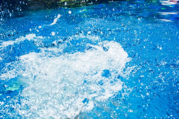 Splash na piscina de água de salto da criança — Fotografia de Stock