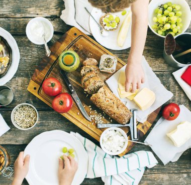 Ahşap masada yemek için hazırlık Snack