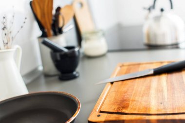 Mutfak natürmort rustik doğrama tahtası yemekleri