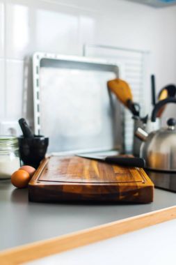 Doğrama kurulu ve gri masa üstü mutfak bıçağı