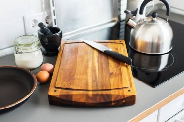 Doğrama kurulu ve gri masa üstü mutfak bıçağı