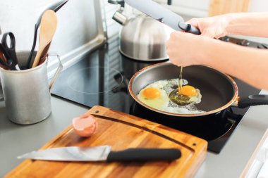 Yumurta kızartma tavası mutfak natürmort kızartma işlemi