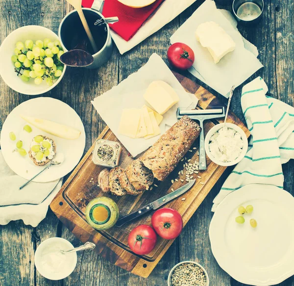 Voorbereiding Snack voor het eten op de houten tafel — Stockfoto