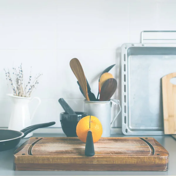 キッチンのある静物素朴な料理テーブル ウェア オレンジ — ストック写真